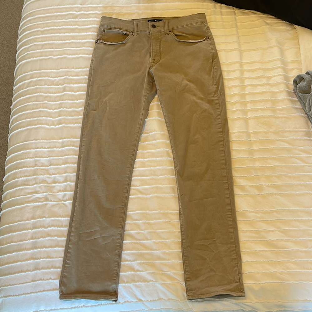 Slightly worn Lucky brand men’s khaki pants. Size 30/32 slim fit.
